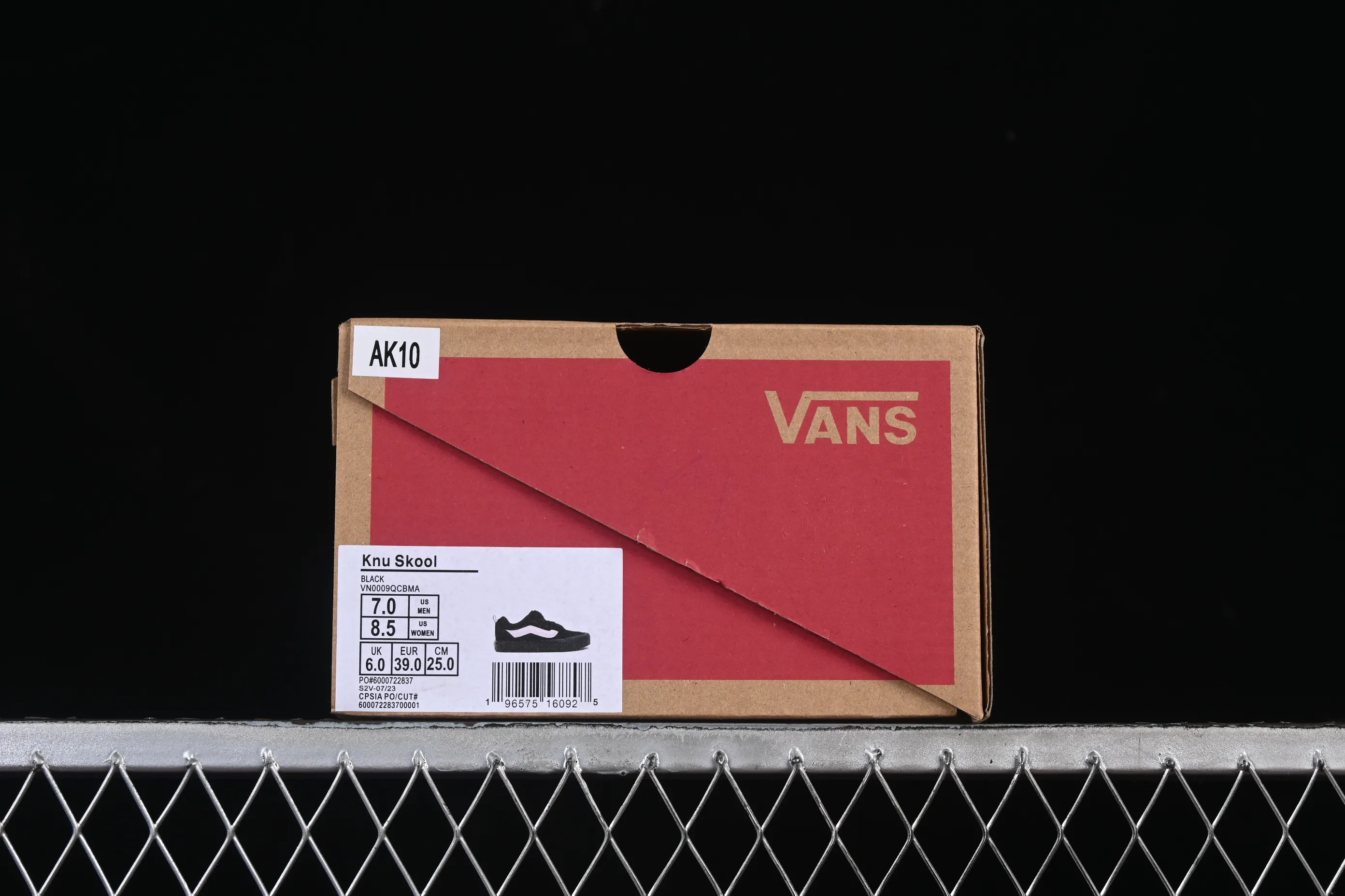 All categories Vans Vans series Vans Low Vans low-top Vans Knu Skool Vans plus velvet low-top casual skateboard shoes VN0009QCBMA